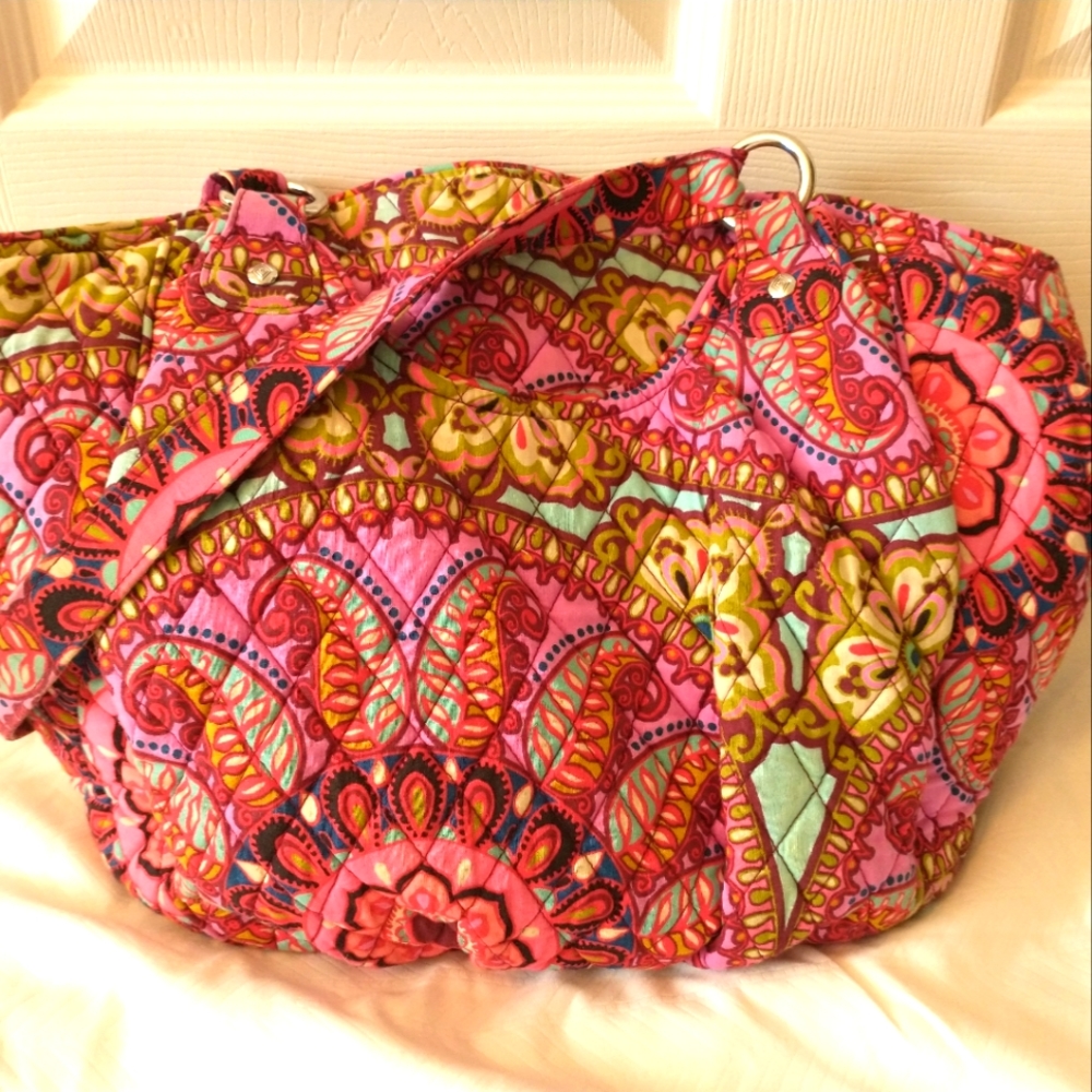 Vera Bradley shoulder purse. 2 large outside pockets, inside pockets both sides